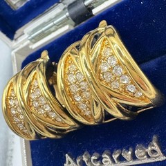 Jackie Collins vintage gold tone rhinestones black enamel hoops clip on earrings