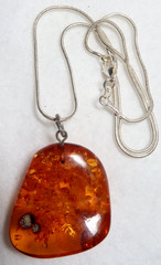 VINTAGE STERLING SILVER GENUINE BALTIC AMBER PENDANT NECKLACE
