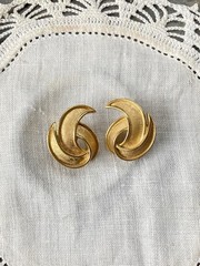 Vintage Signed Crown Trifari Brushed Goldtone Leaf Clip Earrings!