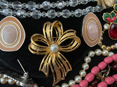 LARGE LOT ESTATE VINTAGE & NOW JEWELRY ALL WEARABLE MANY SIGNED OVER 40 PCS