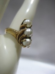 VINTAGE 10K YELLOW GOLD THREE PEARL RING SIZE 3.5
