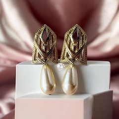 Vtg Gold Tone Teardrop Champagne Pearl Dangle Pierced Post Earrings – 2” x .75”