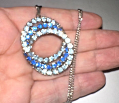 STUNNING Vintage Blue Rhinestone Swirl Pendant Necklace Silver Tone 15″