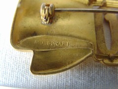 Vintage Signed MONOCRAFT Gold tone Initial Monogram AO Brooch Pin Bow