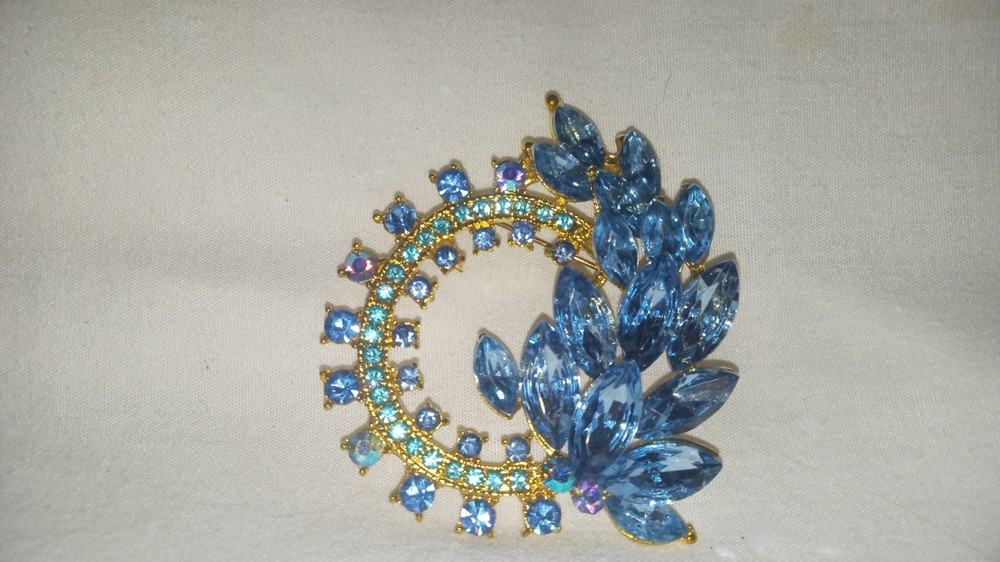 Gorgeous Gold Tone Blue Stone Floral Spray Brooch 2 Inches