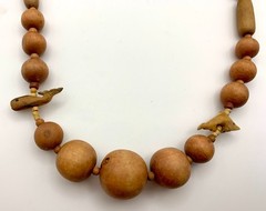Chunky Graduated Wood Bead Necklace Whale Dolphin Sea Animal Carved 1970-80s Vtg