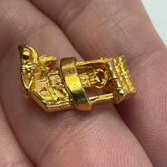Wishing Well Lapel Pin Garden Decor Collectible 90s Vintage Gold Tone Brooch