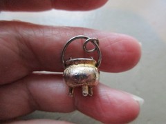 VINTAGE GOLD TONE MOVING HANDLE CAULDRON COOK COOKING POT PAN FOB CHARM PENDANT