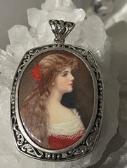 VINTAGE HAND PAINTED CAMEO PORTRAIT ON BLACK ONYX IN FILIGREE STERLING FRAME