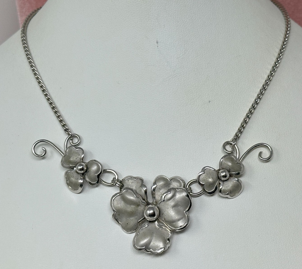 Vintage Silvertone 3D Metal Flower 15.5″ Necklace
