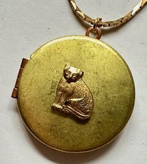 VINTAGE LOCKET ROUND BRASS CAT PENDANT 1 1/4″ NECKLACE 24″ VTG BRASS CHAIN