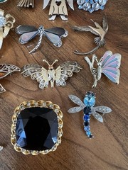 Spectacular lot of assorted vintage brooches
