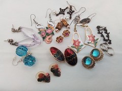 12 LOT G VINTAGE ESTATE PIERCED EARRINGS DANGLE HUGGIE CLOISONNE HEART FLORAL