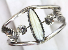 VINTAGE NATIVE AM INDIAN MOP FEATHER STERLING SILVER 925 CUFF BRACELET 6.25″