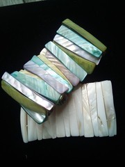 Lot of 2 Vintage Mother-of-Pearl Abalone Shell Stretch Bracelets 1-3/4″ Wide