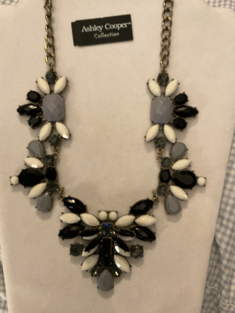 Vintage Chunky Black,Grey, White Stone Fashion Necklace Gold Tone 17-20 1/2 in.