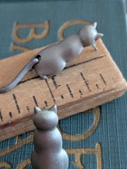 Vtg JJ Dangling Tail Articulated Kitty Cat Kitten Post Earrings Brushed Metal