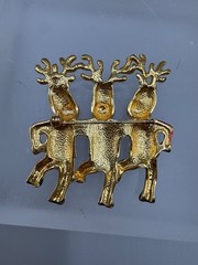 VINTAGE ESTATE GOLD TONE ENAMEL RED GREEN DANCING REINDEER CHRISTMAS BROOCH PIN