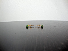 VTG CLASSIC CHINESE 4MM GREEN JADE BEAD/BALL YELLOW GOLD PLATED POST EARRINGS