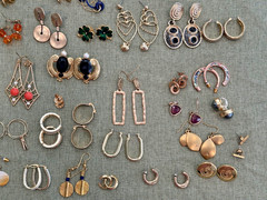 LOT OF 100+ VINTAGE GOLD TONE EARRING PAIRS FOR PIERCED EARS N189
