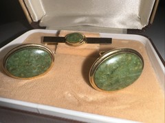 VINTAGE MARKED D.B.1/20 14K GF WITH OVAL JADE STONE CUFFLINKS & TIE BAR SET