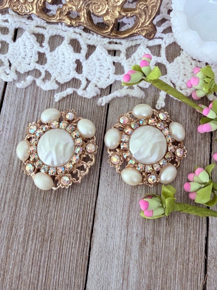 Vintage Faux Mabe Pearl AB Rhinestone Gold Tone Clip On Earrings 1.5″