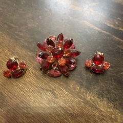 Vintage gold tone pink red rhinestone unsigned brooch pin & Clip On Earrings