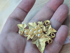Vintage Gold Tone Grape Cluster Brooch Pin Faux Pearl Ivy Leaf Mid Century