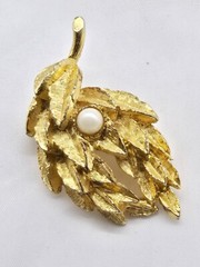 Vintage Goldtone Metal Leaf Brooch Pin Dimensional With Faux Pearl Unsigned