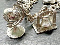 7 VINTAGE USA TRAVEL CHARMS & 7″ SILVER TONE BRACELET M195