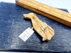 Vintage 1980s Carved Brown Tan Stone Gemstone Dog Labrador Brooch NOS Ro-Do IJ