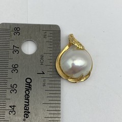 Vintage 14K Yellow Gold White Mabe Pearl Pendant Leaf Motif 3.7g