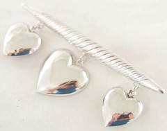 3.25″ NOS OOC VTG JEWELS by PARK LANE BAR w/ HEART DANGLE CHARMS BROOCH/ PIN