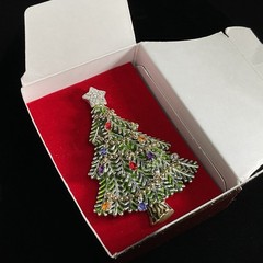 Avon 2008 Brooch 5th Annual Rhinestone Enamel Christmas Tree Pin Dangle Stones