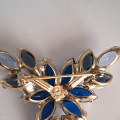 Vintage Blue Navette Prong Set Glass Rhinestones Gold Tone Brooch Pin 2 1/4″
