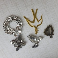 Modern Brooch Lot Humming Bird Dove Christmas Wreath Acrylic Rhinestones Heart