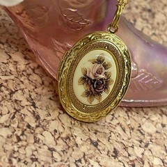 Vintage Style ROSE Cameo Locket Pendant Necklace Roman Woman Gold Tone Valentine