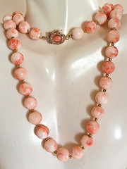 ESTATE ANGEL SKIN BLUSH CORAL 10 MM GOLD 26″ LONG 78 GR GOLD SPACERS NECKLACE