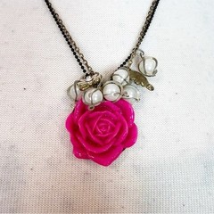 BOUTIQUE BLACK BEADED AND METAL CHAIN NECKLACE WITH PINK ROSE CHARM FAUX PEARLS