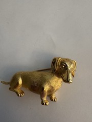 ADORABLE VINTAGE GOLD TONE CROWN TRIFARI DASCHOUND DOG BROOCH