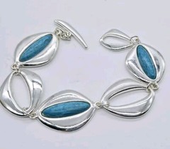 Faux Turquoise Toggle Link Bracelet 8.5 in Silver tone Turquoise Blue