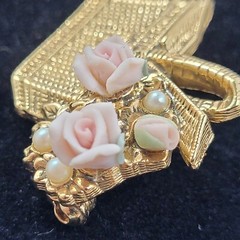 Golden Picnic Basket Pin w Pink Porcelain Roses & Faux Pearls VTG 1990’s 1.25″