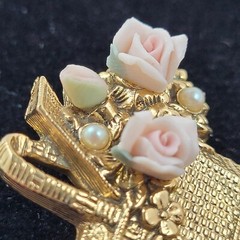 Golden Picnic Basket Pin w Pink Porcelain Roses & Faux Pearls VTG 1990’s 1.25″