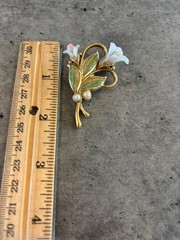 Vintage Gold Tone Long Stem white and pink Flower with Faux Pearls Brooch