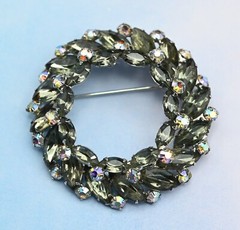 Vtg Smoky Gray Marquise Rhinestone AB Layered Wreath Silver Plated Pin Brooch