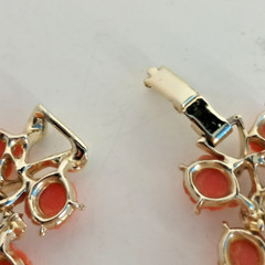 1960 Double Row Coral Celluloid Roses w Green Enamel Bracelet Gold Tone 7″ EUC