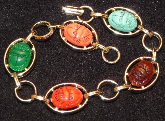 Vintage Egyptian Revival 5 Plastic Scarab Stone Gold Tone Link 7 3/4″ Bracelet