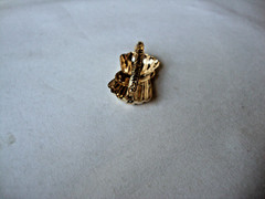 VTG 1970s RIBBON BOW GOLD TONE HINGED W/SAFETY CATCH DRESS/SCARF CLIP