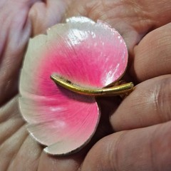 Lind-gal Gold Tone Pink White Enamel Textured Flower Leaf Brooch Vintage 1960’s