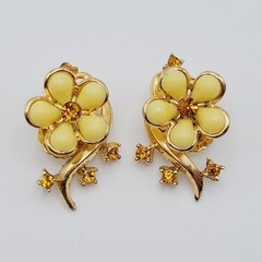 Pale Yellow Thermoset Flower w Orange Rhinestone Gold Tone Clip On Vtg Earrings